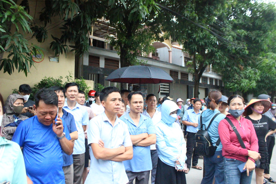 Càng gần giờ kết thúc bài thi, phụ huynh bên ngoài càng hồi hộp.