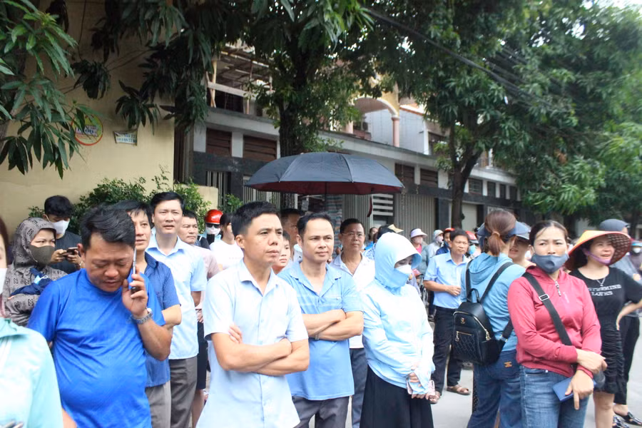 Càng gần giờ kết thúc bài thi, phụ huynh bên ngoài càng hồi hộp.