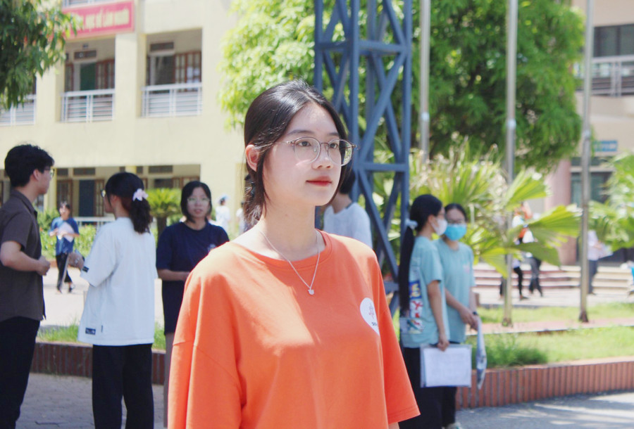 Thí sinh hồi hộp bước vào buổi thi thứ 2 với môn Toán. Thí sinh hồi hộp bước vào buổi thi thứ 2 với môn Toán.