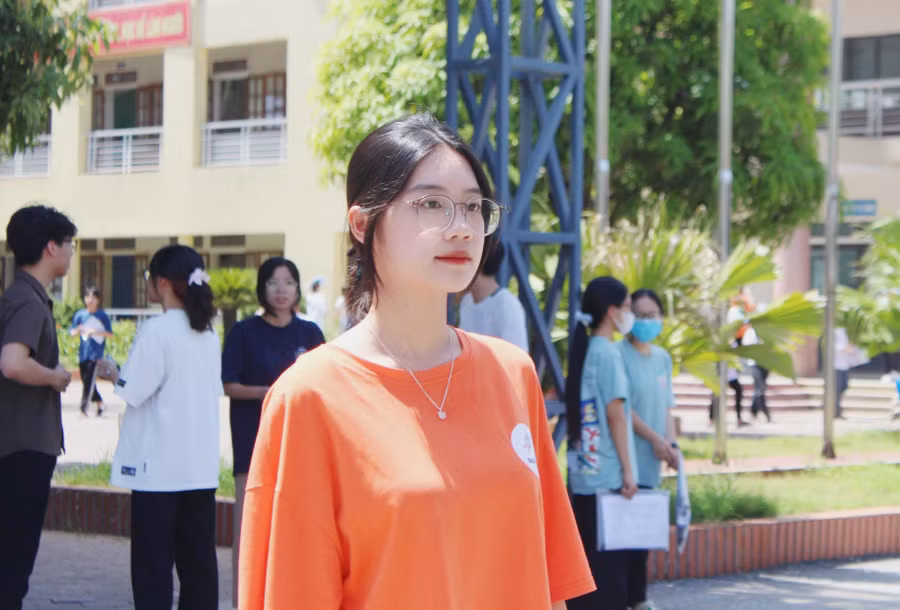 Thí sinh hồi hộp bước vào buổi thi thứ 2 với môn Toán.