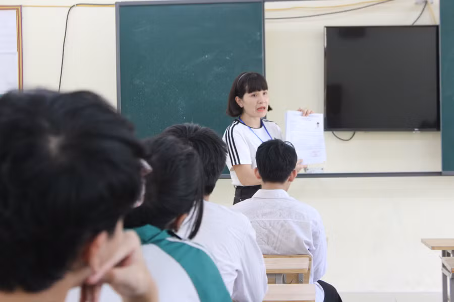 Giáo viên phổ biến quy chế thi cho các thí sinh tại điểm thi Trường THCS Nguyễn Du (TP Hà Tĩnh).