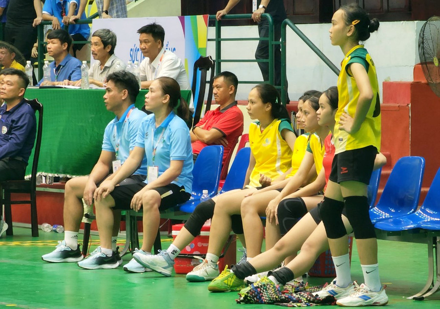 Rất đông các cổ động viên đến Nhà thi đấu TDTT tỉnh Quảng Nam để cổ vũ các vận động viên thi đấu môn bóng chuyền. Rất đông các cổ động viên đến Nhà thi đấu TDTT tỉnh Quảng Nam để cổ vũ các vận động viên thi đấu môn bóng chuyền.