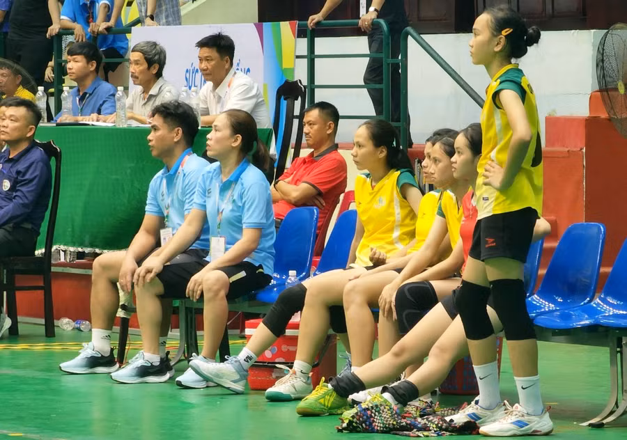 Rất đông các cổ động viên đến Nhà thi đấu TDTT tỉnh Quảng Nam để cổ vũ các vận động viên thi đấu môn bóng chuyền.