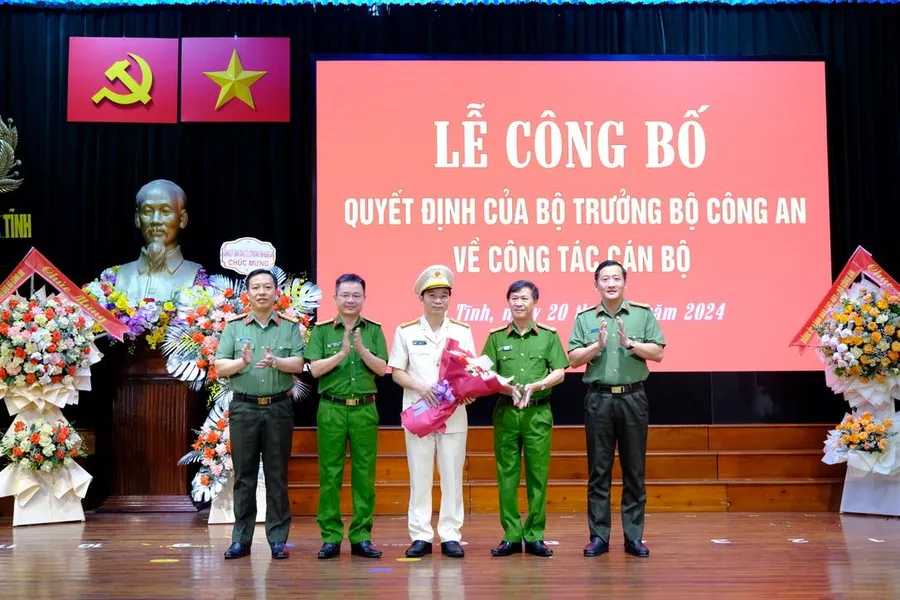 Ban lãnh đạo Công an tỉnh chúc mừng tân Giám đốc Công an tỉnh Hà Tĩnh. (Ảnh CAHT)