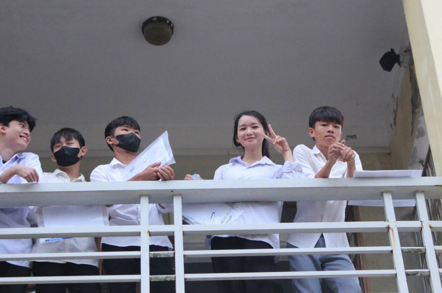 Thí sinh thoải mái bước vào môn thi cuối cùng của Kỳ thi tốt nghiệp THPT 2024. Thí sinh thoải mái bước vào môn thi cuối cùng của Kỳ thi tốt nghiệp THPT 2024.