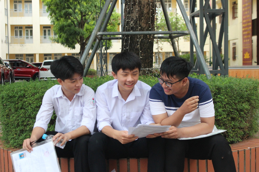 Thí sinh đến sớm trò chuyện tại các điểm thi. Thí sinh đến sớm trò chuyện tại các điểm thi.