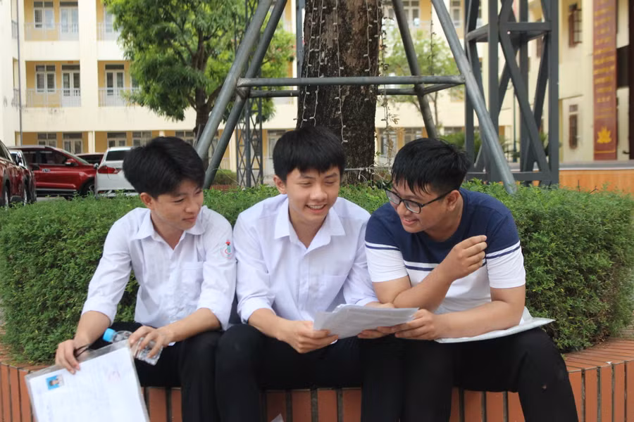 Thí sinh đến sớm trò chuyện tại các điểm thi.