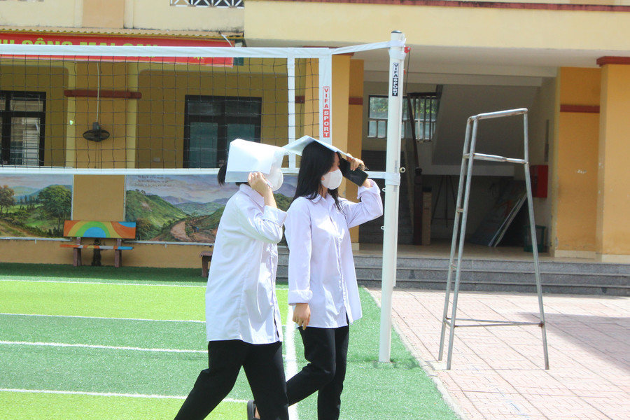 Thời tiết oi bức nhưng thí sinh đến điểm thi khá sớm. Thời tiết oi bức nhưng thí sinh đến điểm thi khá sớm.