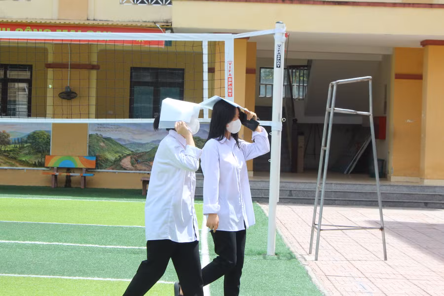 Thời tiết oi bức nhưng thí sinh đến điểm thi khá sớm.