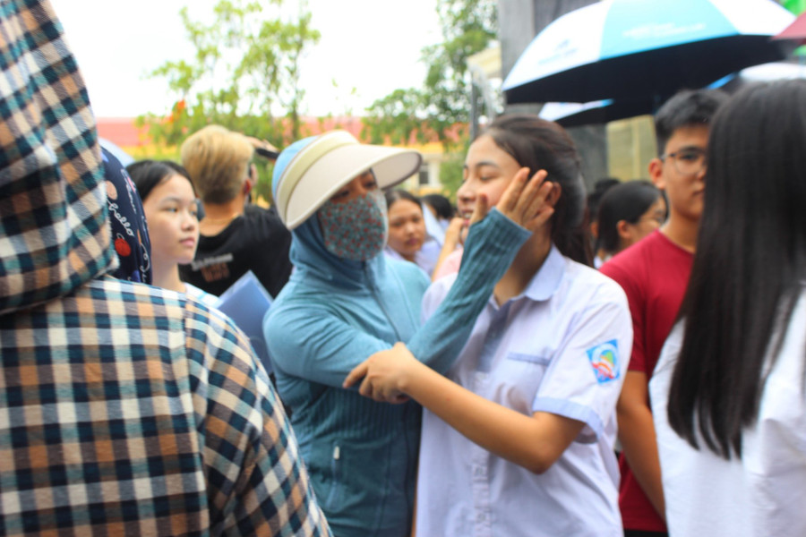 Phụ huynh, thí sinh nhẹ nhõm kết thúc kỳ thi lớp 10 công lập.