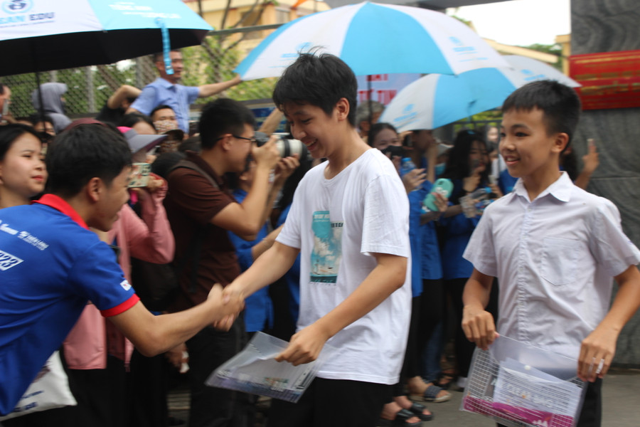 Thí sinh phấn khởi rời điểm thi.