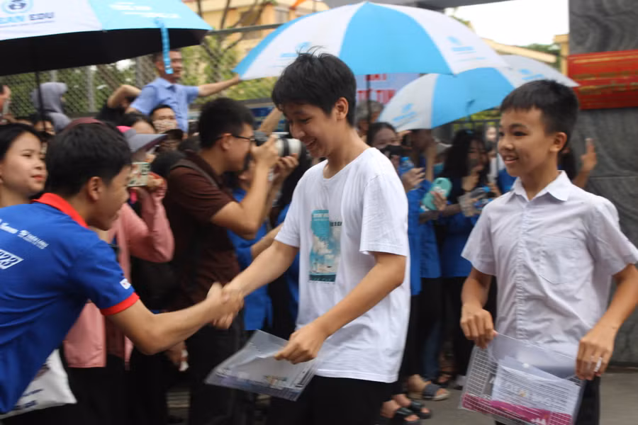 Thí sinh phấn khởi rời điểm thi.