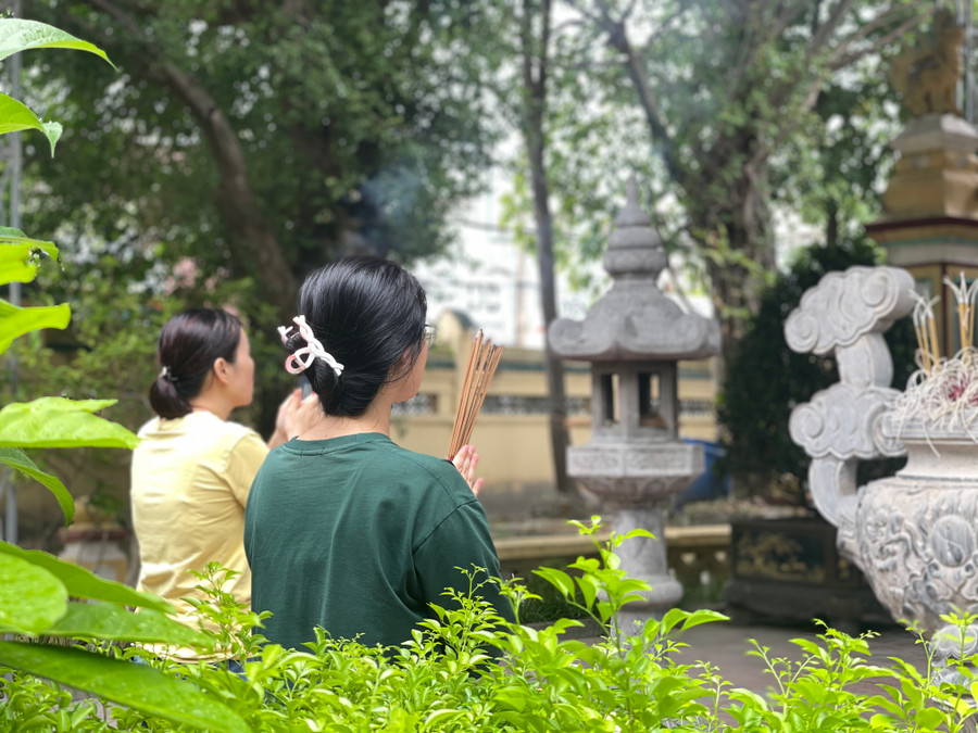 Nhưng cũng có nhiều phụ huynh, thí sinh đến đây để tìm sự yên bình, cho tâm trạng thoải mái hơn sẵn sàng tham gia kỳ thi. Nhưng cũng có nhiều phụ huynh, thí sinh đến đây để tìm sự yên bình, cho tâm trạng thoải mái hơn sẵn sàng tham gia kỳ thi.