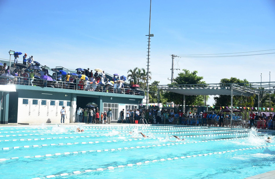 Không khí tại Trung tâm Thanh thiếu niên miền Trung, nơi tổ chức môn bơi cũng sôi động không kém. Không khí tại Trung tâm Thanh thiếu niên miền Trung, nơi tổ chức môn bơi cũng sôi động không kém.