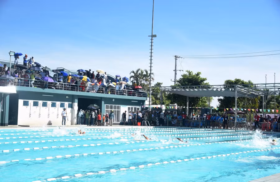 Không khí tại Trung tâm Thanh thiếu niên miền Trung, nơi tổ chức môn bơi cũng sôi động không kém.
