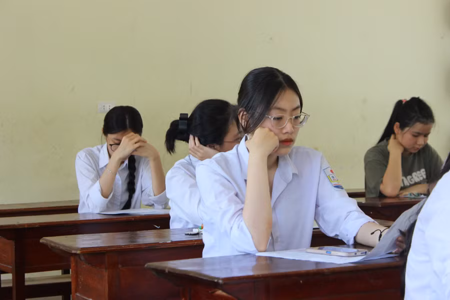 Trải qua 2 ngày thi, các thí sinh đã trải qua nhiều cung bậc cảm xúc, từ suy tư, lo lắng từ những ngày đầu làm thủ tục dự thi...