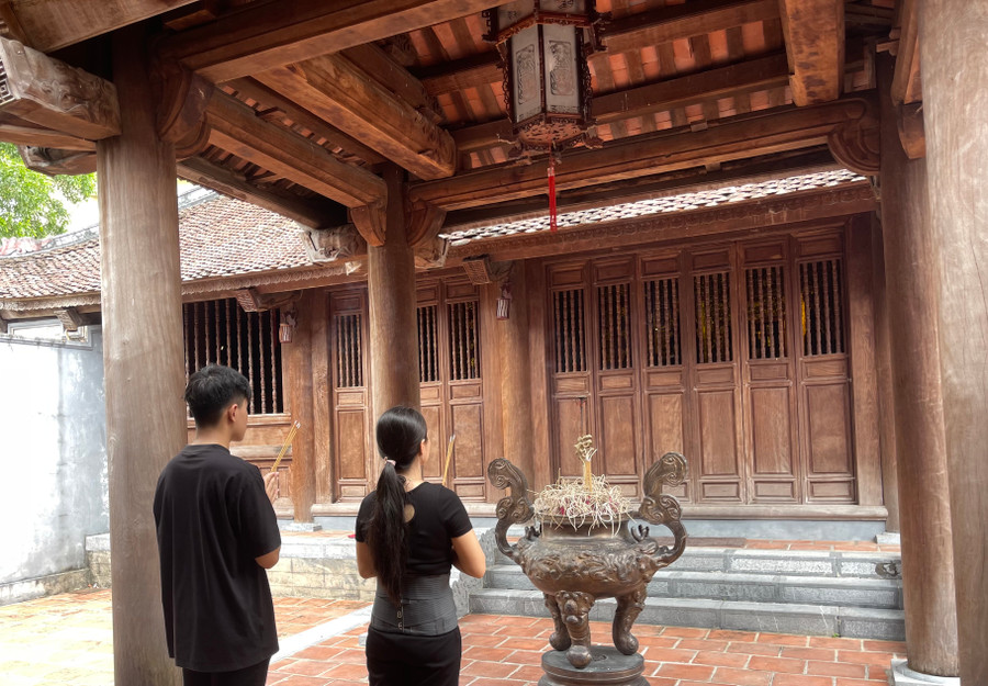 Trong khi đó các sĩ tử tại TP Hà Tĩnh đã đến dâng hương tại Khu di tích Văn Miếu và đền Võ Miếu. Trong khi đó các sĩ tử tại TP Hà Tĩnh đã đến dâng hương tại Khu di tích Văn Miếu và đền Võ Miếu.