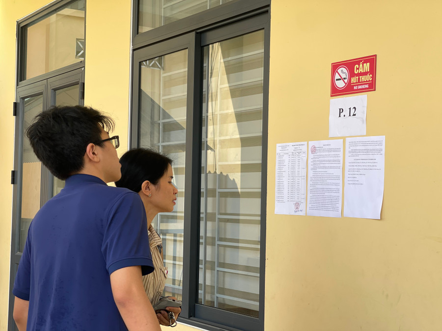 Phụ huynh cùng thí sinh kiểm tra số báo danh và phòng thi.