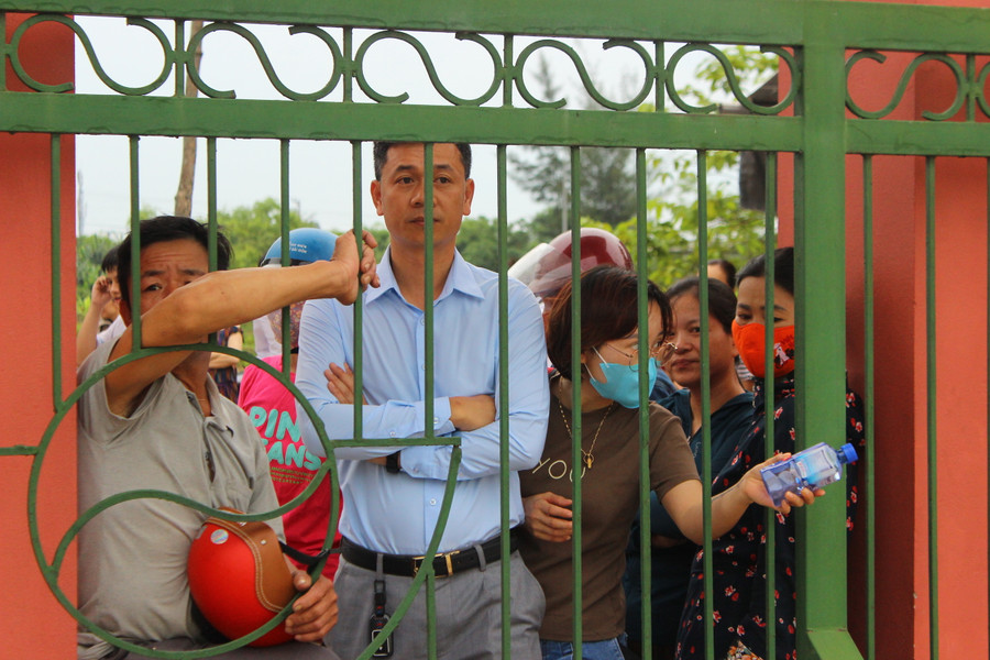 Phụ huynh hồi hộp chờ con trước cổng trường thi.