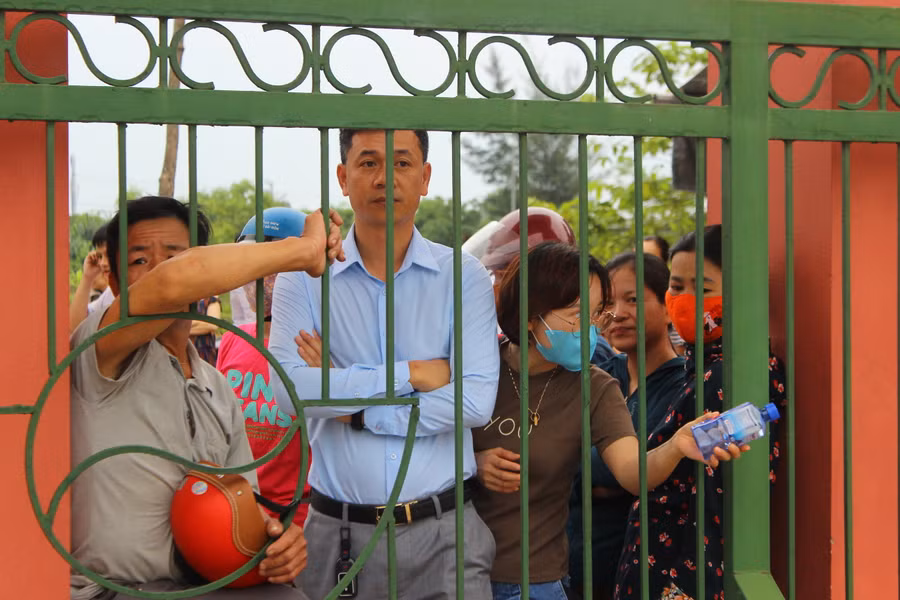 Phụ huynh hồi hộp chờ con trước cổng trường thi.