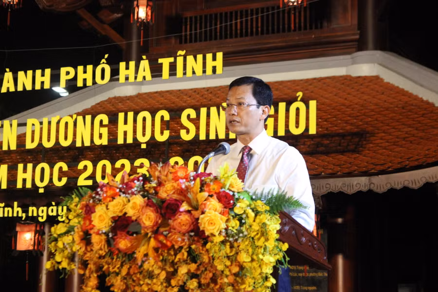 Chủ tịch UBND thành phố Hà Tĩnh Nguyễn Trọng Hiếu biểu dương và ghi nhận thành tích ngành giáo dục TP đạt được trong năm học 2023-2024.