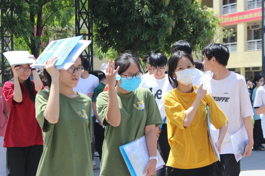 Thí sinh điểm thi THPT chuyên Hà Tĩnh rời khỏi phòng thi. Thí sinh điểm thi THPT chuyên Hà Tĩnh rời khỏi phòng thi.