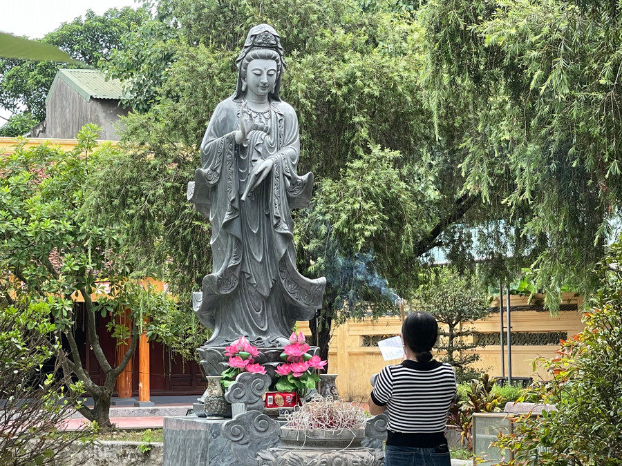 Phụ huynh mang theo cả giấy báo dự thi để cầu may mắn cho con. Phụ huynh mang theo cả giấy báo dự thi để cầu may mắn cho con.
