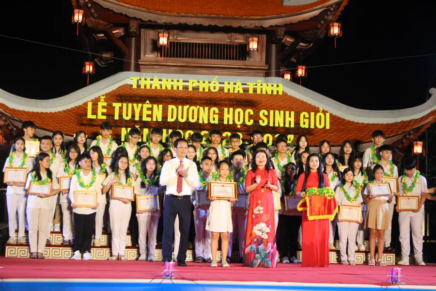 Thành phố Hà Tĩnh tuyên dương giáo viên, học sinh giỏi tiêu biểu.