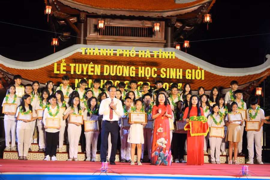 Thành phố Hà Tĩnh tuyên dương giáo viên, học sinh giỏi tiêu biểu.