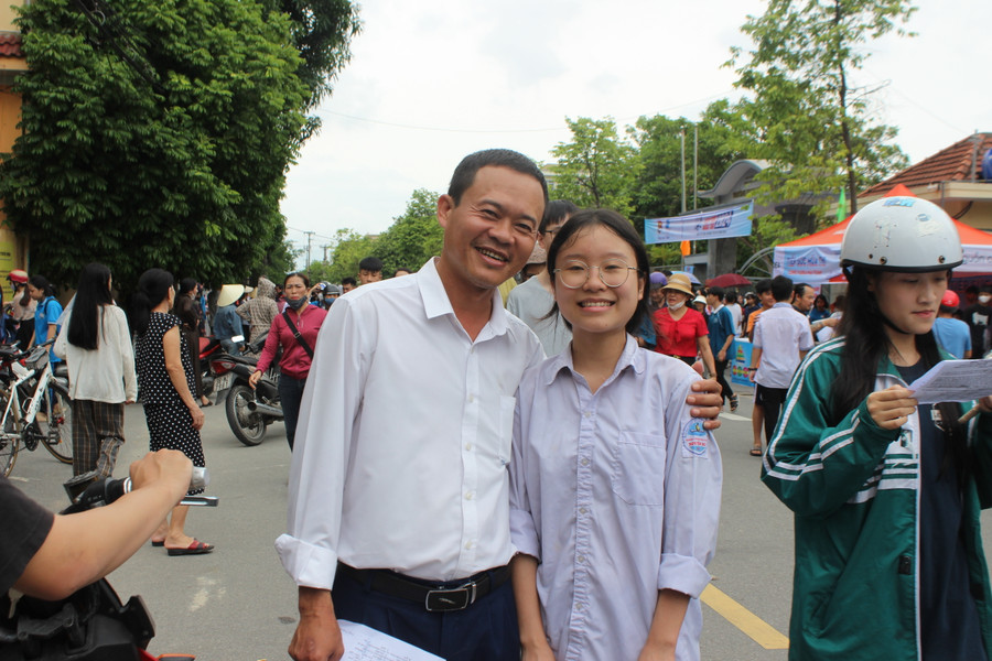 Phụ huynh và thí sinh nhẹ nhõm sau buổi thi đầu tiên.