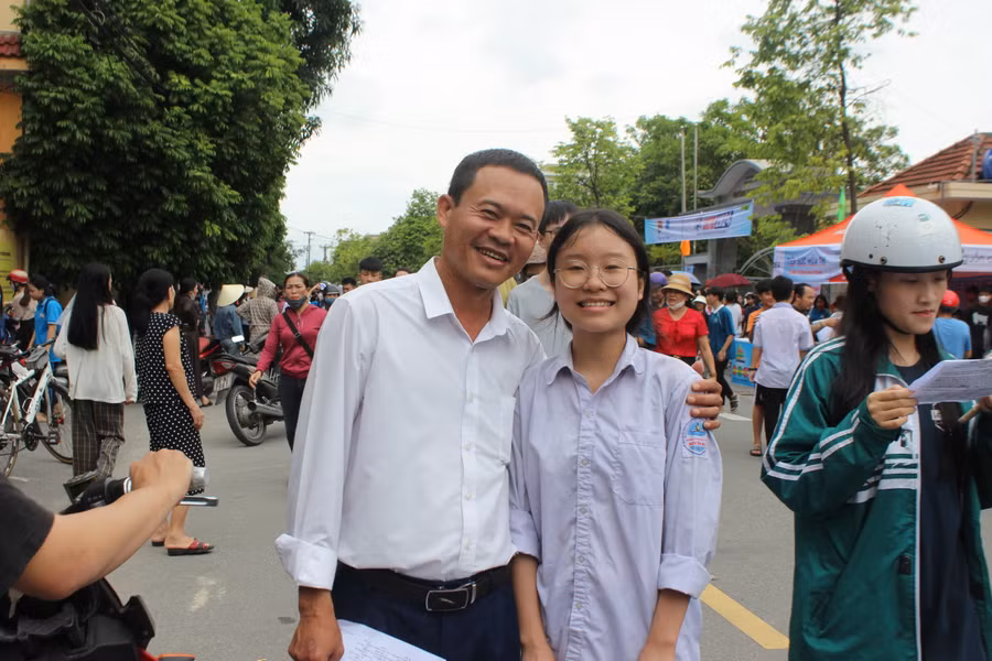 Phụ huynh và thí sinh nhẹ nhõm sau buổi thi đầu tiên.