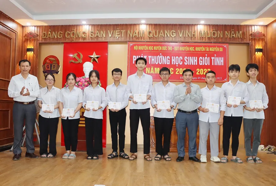 Nguyễn Tiến Mỹ (hàng thứ 5 bên trái qua) nhận học bổng Quỹ khuyến học, khuyến tài Nguyễn Du.