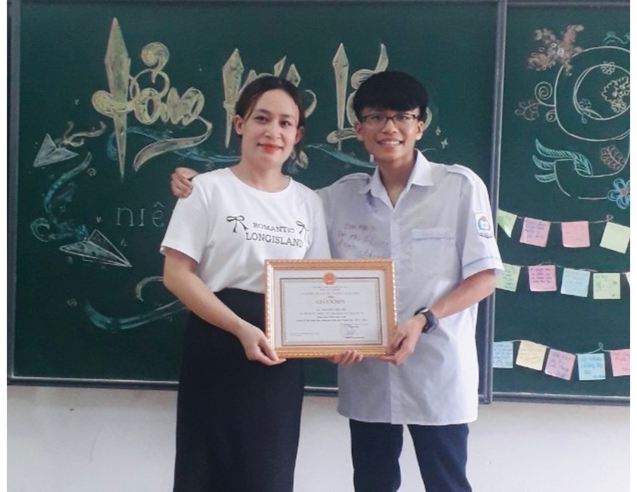 Tiến Mỹ và cô giáo Phương Thảo (GV dạy Toán) – người tiếp thêm cho em niềm yêu thích với bộ môn Toán. Tiến Mỹ và cô giáo Phương Thảo (GV dạy Toán) – người tiếp thêm cho em niềm yêu thích với bộ môn Toán.