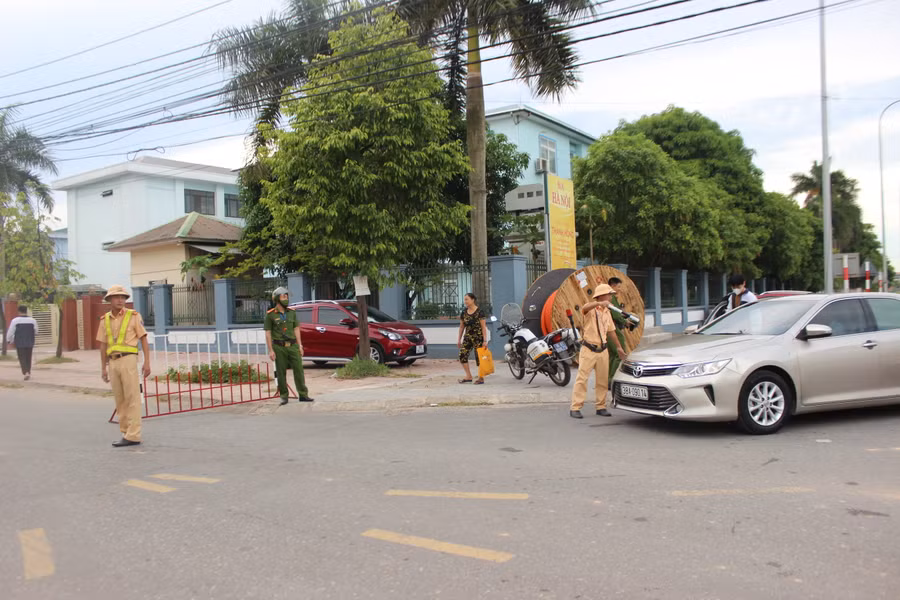 Lực lượng CSGT đảm bảo an ninh và phân luồng giao thông tại các khu vực điểm thi.
