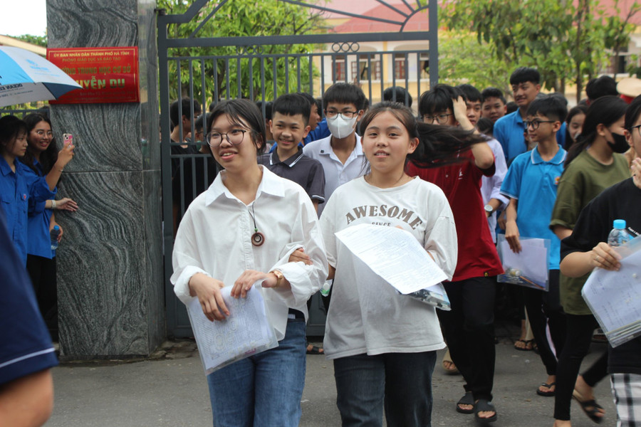 Thí sinh điểm thi Trường THCS Nguyễn Du rời phòng thi.