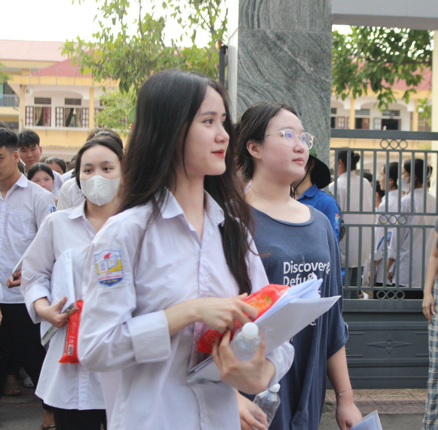 Sau bài thi môn Toán, nhiều nữ sinh thở phào nhẹ nhõm, bởi đây là môn thi được đánh giá "không dễ ăn điểm". Sau bài thi môn Toán, nhiều nữ sinh thở phào nhẹ nhõm, bởi đây là môn thi được đánh giá "không dễ ăn điểm".