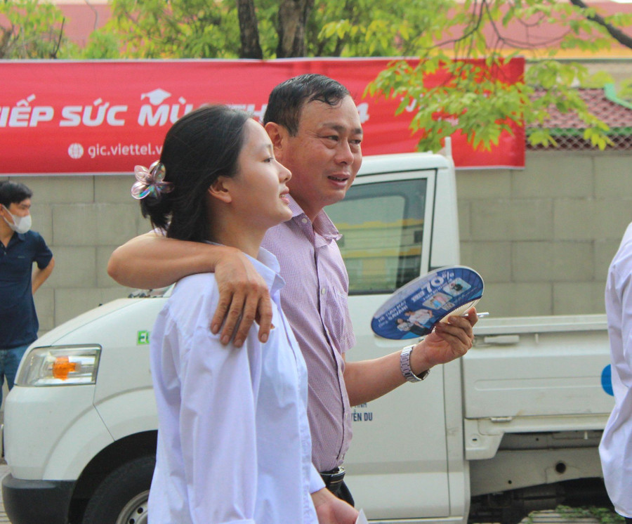 Kết thúc 2 ngày thi, các nữ sinh đã có thể thở phào nhẹ nhõm bên gia đình. Kết thúc 2 ngày thi, các nữ sinh đã có thể thở phào nhẹ nhõm bên gia đình.