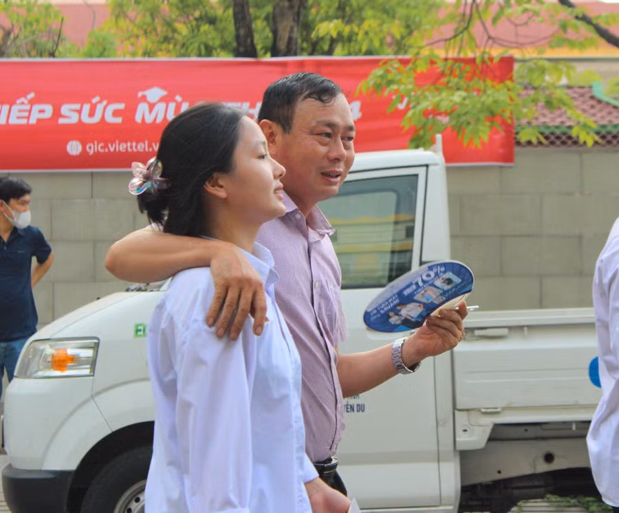 Kết thúc 2 ngày thi, các nữ sinh đã có thể thở phào nhẹ nhõm bên gia đình.