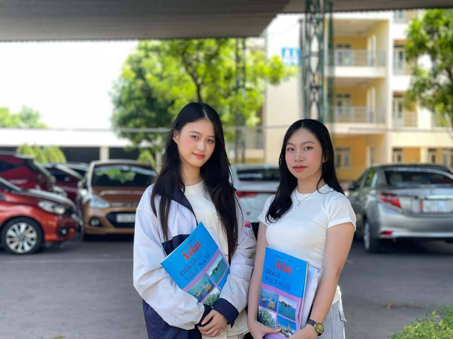 Đôi bạn Bảo Quyên và Hà Vi (học sinh Trường THPT chuyên Hà Tĩnh) tự tin với bài làm ở bài thi tổ hợp. Đôi bạn Bảo Quyên và Hà Vi (học sinh Trường THPT chuyên Hà Tĩnh) tự tin với bài làm ở bài thi tổ hợp.