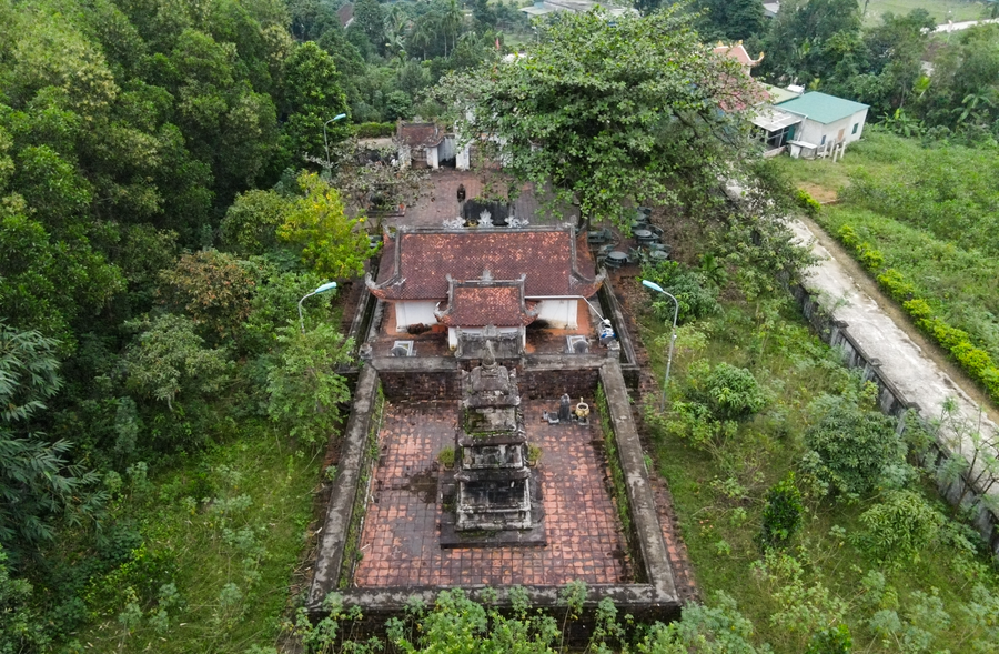 Am Tháp còn gọi là Tháp Cẩm Duệ, là một ngôi tháp cổ thuộc địa phận làng Phương Cai, xã Hoa Duệ, tổng Mỹ Duệ cũ (nay là xã Cẩm Duệ, huyện Cẩm Xuyên, Hà Tĩnh).