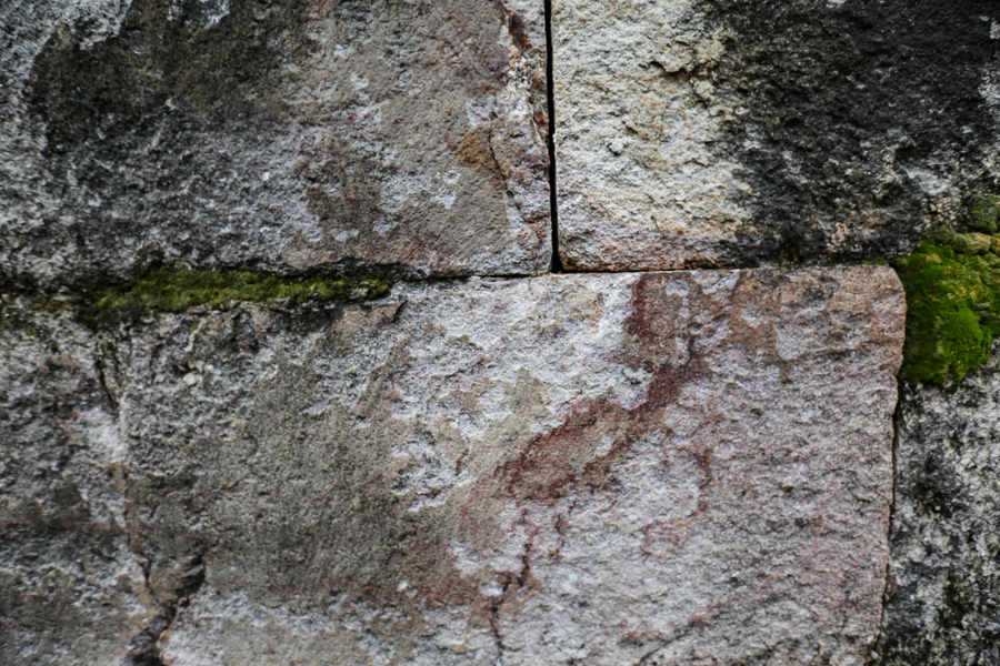 Toàn bộ ngôi tháp được tạo ghép bằng những phiến đá màu gan gà, các phiến đá được ghép phẳng, vuông thành sắc cạnh, khi ghép vào nhau kết liền không có vữa lót kết dính.