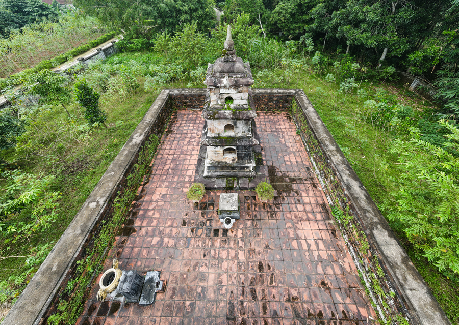 Tháp nằm ở vị trí trung tâm trong toàn thể hệ thống các công trình của di tích.