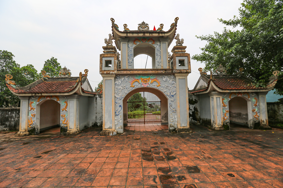 Điện thờ chính được xây dựng ở giữa, có 3 gian.