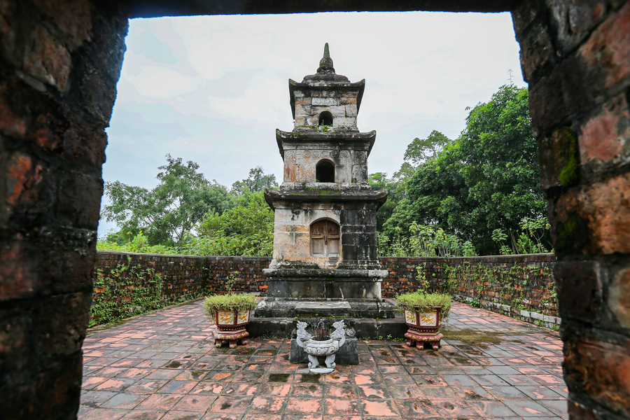 Tháp được cấu trúc hình bình đồ vuông, chiều cao 6,7m; không kể bệ tháp, chân tháp và phần đỉnh tháp thì ngôi tháp có 3 tầng.