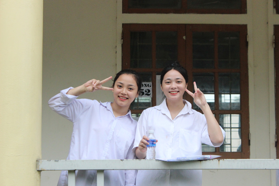 Thời tiết mát mẻ giải tỏa bớt áp lực cho sĩ tử trong buổi thi đầu tiên.