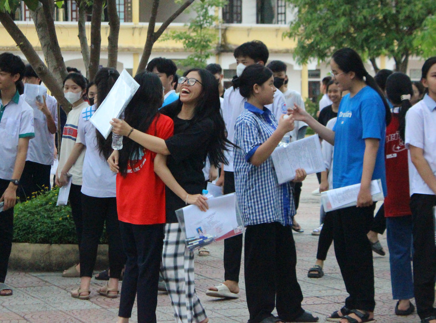 Thí sinh Hà Tĩnh kết thúc buổi thi đầu tiên kỳ thi tuyển sinh lớp 10.