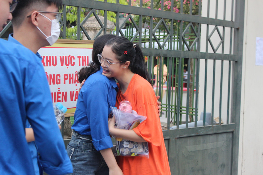 Tình nguyện viên ôm động viên thí sinh trước khi vào phòng thi. Tình nguyện viên ôm động viên thí sinh trước khi vào phòng thi.