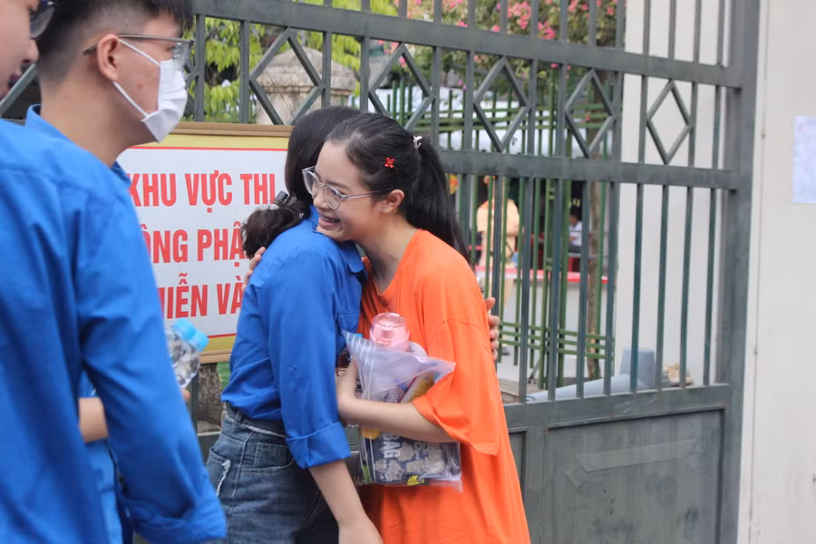 Tình nguyện viên ôm động viên thí sinh trước khi vào phòng thi.