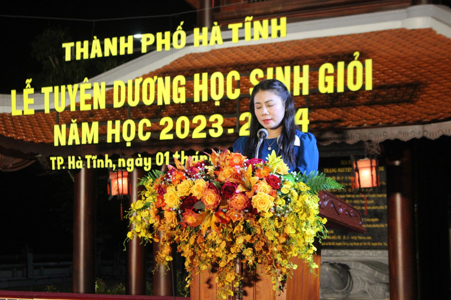 Bà Trần Thị Thủy Nga - Trưởng Phòng GD&ĐT thành phố Hà Tĩnh phát biểu khai mạc. Bà Trần Thị Thủy Nga - Trưởng Phòng GD&ĐT thành phố Hà Tĩnh phát biểu khai mạc.