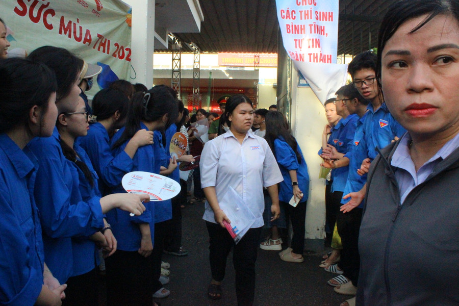 Thí sinh tại điểm thi Trường THPT chuyên Hà Tĩnh sau khi kết thúc môn thi cuối cùng. Thí sinh tại điểm thi Trường THPT chuyên Hà Tĩnh sau khi kết thúc môn thi cuối cùng.
